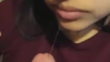 Novinha linda chupando namorado