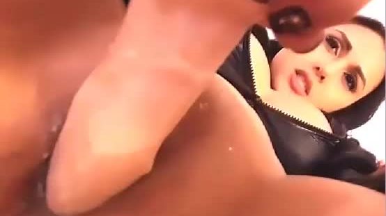 Latina tetona se masturba