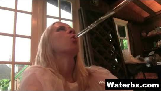 Hot girl naked pissing